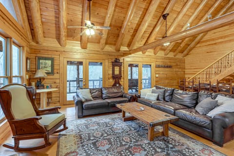 Groups Welcome! Cozy Creek-Front Cabin in Old Fort House in Tennessee