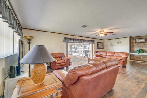 Lakefront & Poolside! Family Retreat in Hernando House in Hernando