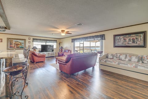 Lakefront & Poolside! Family Retreat in Hernando House in Hernando