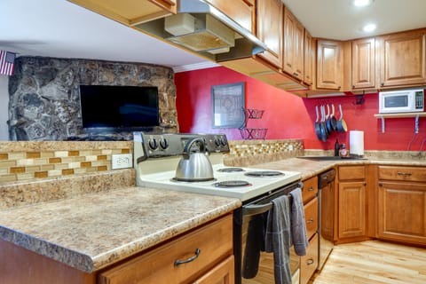 Steps to Lake Dillon & Main St! All-Season Escape Apartment in Dillon