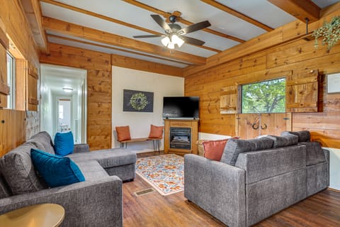 Serene Hilltop Hideaway: 7 Mi to Weatherford! House in Weatherford