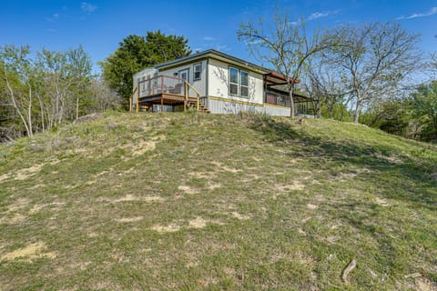 Serene Hilltop Hideaway: 7 Mi to Weatherford! House in Weatherford