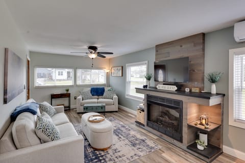 Near Pine Knob, Lakes & Trails! Ortonville Getaway House in Lake Erie