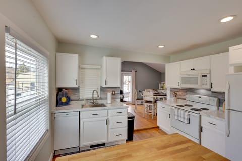 Near Pine Knob, Lakes & Trails! Ortonville Getaway House in Lake Erie