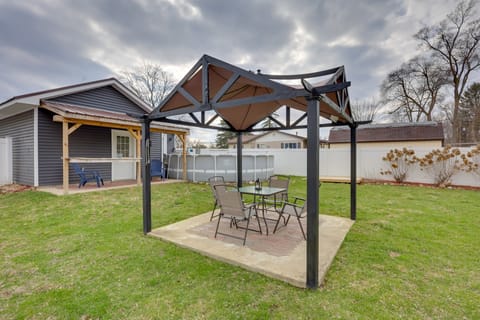 Near Pine Knob, Lakes & Trails! Ortonville Getaway House in Lake Erie