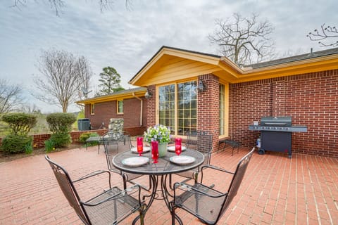 Ozark Getaway w/ Pond, Fire Pit & Patio House in Arkansas