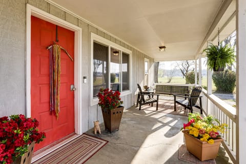 Gassville Group Getaway! Pet-Friendly Home + Yard House in Arkansas