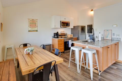 Home 11 Mi to Clemson: Lake-View Balcony & Dock! Apartment in Lake Keowee