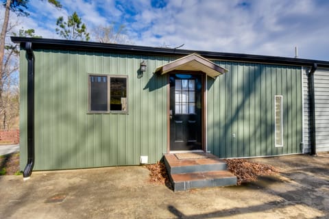 Home 11 Mi to Clemson: Lake-View Balcony & Dock! Apartment in Lake Keowee