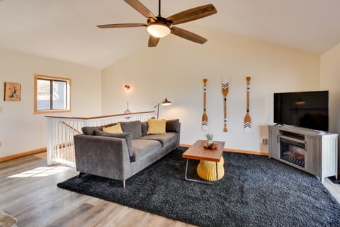 Home 11 Mi to Clemson: Lake-View Balcony & Dock! Apartment in Lake Keowee