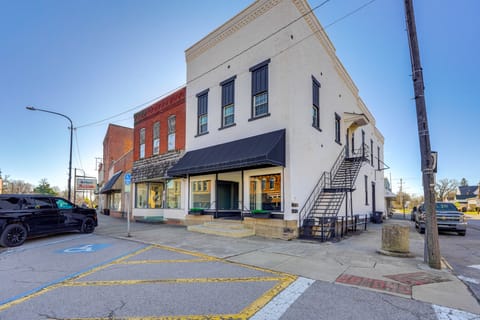 Walk to Parks & Dining! Spacious New London Escape Apartment in Ohio
