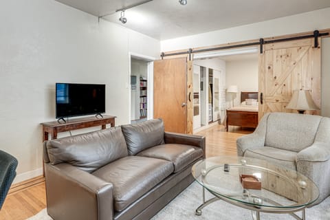 Walkable Dtwn Oakland Apt w/ Shared Rooftop! Apartment in Piedmont