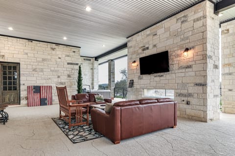 Hot Tub, Dock & View! Lakefront Marble Falls Home House in Lago Vista