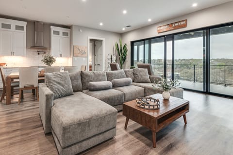 Hot Tub, Dock & View! Lakefront Marble Falls Home House in Lago Vista