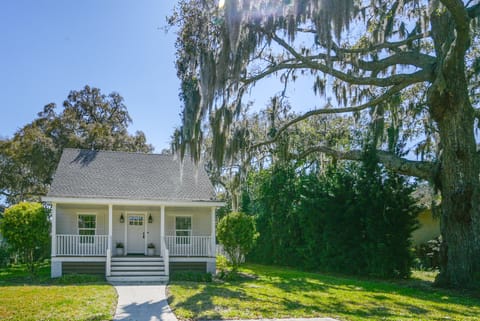 5 Mi to Pier Village: Coastal Jade Cottage House in Saint Simons Island