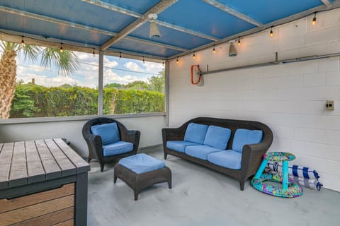 5 Mi to Legoland! Mid-Century Home w/ Pool & Lanai House in Winter Haven