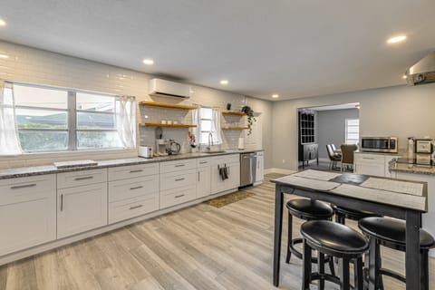 5 Mi to Legoland! Mid-Century Home w/ Pool & Lanai House in Winter Haven