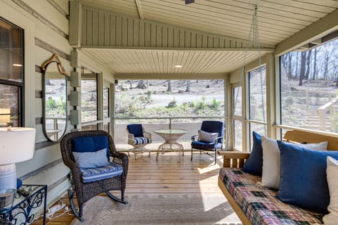 Deck, Sauna & Mtn View! Fort Payne Cabin House in Alabama