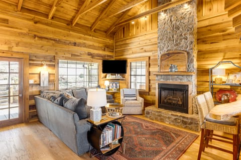 Deck, Sauna & Mtn View! Fort Payne Cabin House in Alabama