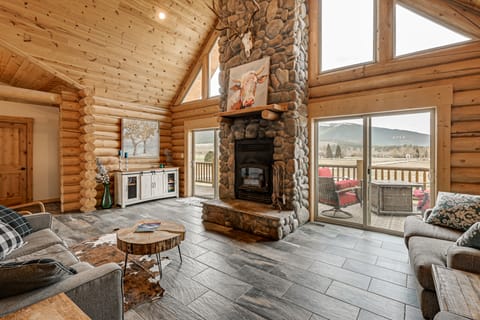 Group Retreat in the Bitterroot Valley w/ Hot Tub House in Victor