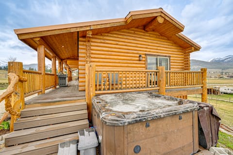 Group Retreat in the Bitterroot Valley w/ Hot Tub House in Victor