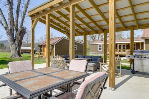 2 Mi to Great Smoky Mtns NP! Cozy Cabin Retreat House in Townsend