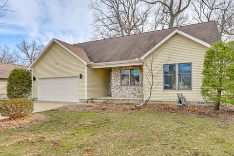 3 Mi to New Buffalo Beach! Family Retreat House in Michigan