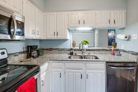 Near Expressways! Cozy Dallas Condo w/ Workspace Apartment in Addison