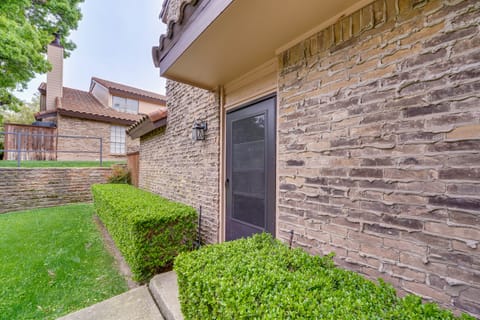 Near Expressways! Cozy Dallas Condo w/ Workspace Apartment in Addison