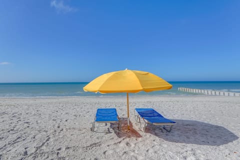 Steps to Sand! Snowbird Retreat in Madeira Beach Apartment in Madeira Beach
