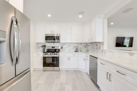 Steps to Sand! Snowbird Retreat in Madeira Beach Apartment in Madeira Beach