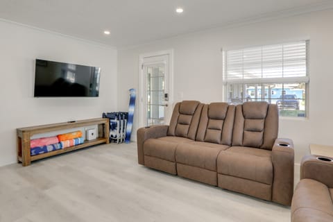 Steps to Sand! Snowbird Retreat in Madeira Beach Apartment in Madeira Beach