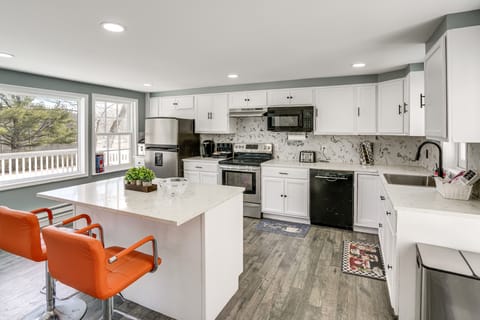 Indoor Hot Tub & Sauna! Spacious Catskills Home House in Capital District, NY, USA