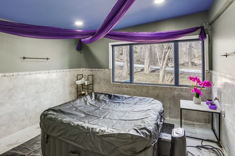 Indoor Hot Tub & Sauna! Spacious Catskills Home House in Capital District, NY, USA