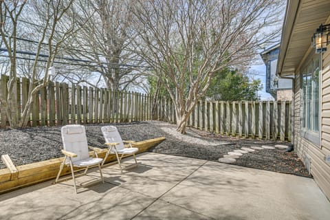 Renovated Townhome w/ Garage, 12 Mi to St Louis Apartment in Belleville