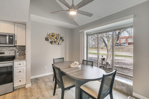 Renovated Townhome w/ Garage, 12 Mi to St Louis Apartment in Belleville