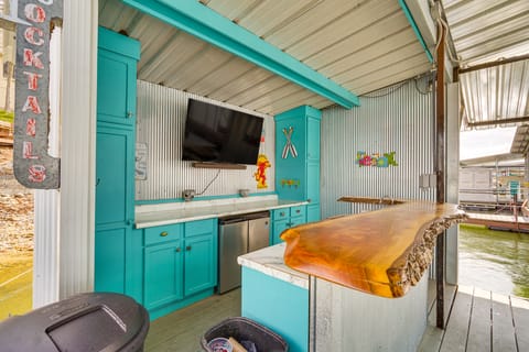 Private Dual-Slip Dock! Lake of the Ozarks Home House in Lake of the Ozarks