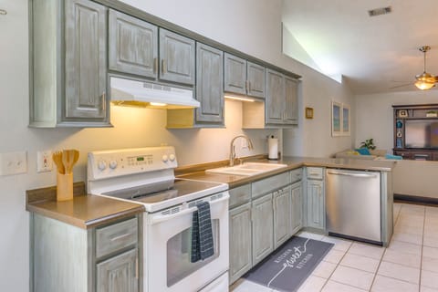 ADA Friendly! Convenient Family Home in Pensacola House in Bellview