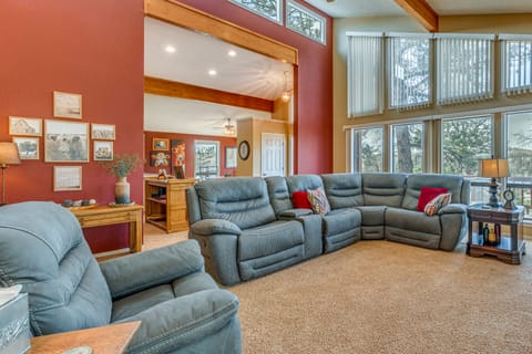 1 Mi to Alto Lake! All-Season Base w/ Mtn Views House in Alto