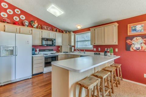 1 Mi to Alto Lake! All-Season Base w/ Mtn Views House in Alto