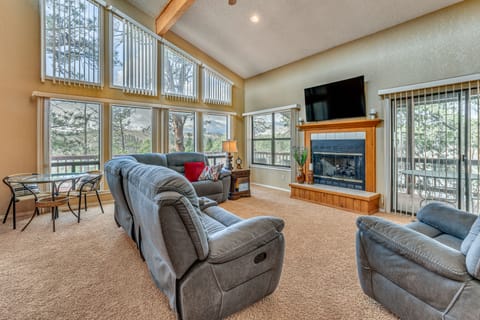 1 Mi to Alto Lake! All-Season Base w/ Mtn Views House in Alto