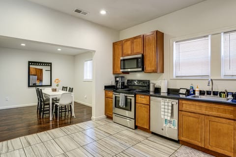 Spacious & Central! Pet-Friendly Emeryville Home House in Oakland