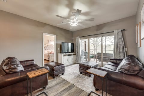 Relax Poolside! Golfer’s Oasis in Branson West Apartment in Table Rock Lake