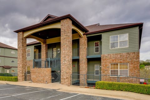 Relax Poolside! Golfer’s Oasis in Branson West Apartment in Table Rock Lake