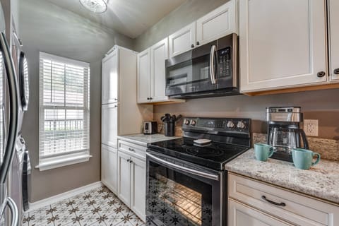 Relax Poolside! Golfer’s Oasis in Branson West Apartment in Table Rock Lake