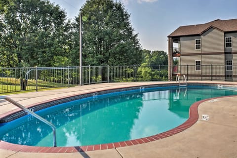 Relax Poolside! Golfer’s Oasis in Branson West Apartment in Table Rock Lake