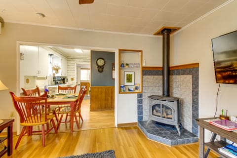 Walk to ‘Twilight’ Sites! Forks Home w/ Hot Tub House in Forks