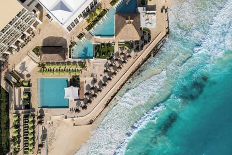 4 outdoor pools, free cabanas, pool umbrellas