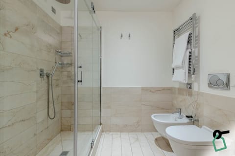 Superior Room | Bathroom | Free toiletries, hair dryer, towels