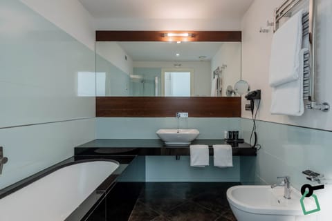 Comfort Room | Bathroom | Free toiletries, hair dryer, towels